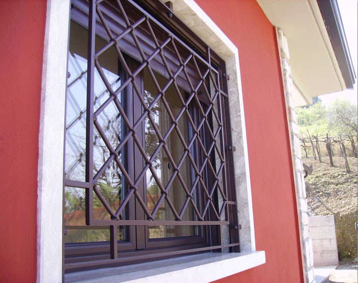 Diamond-pattern wrought iron window guard